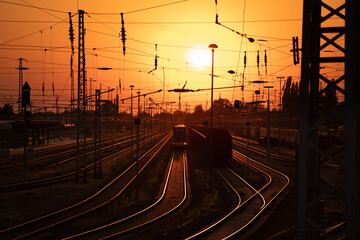 Fototapeta na wymiar Sonnenuntergang am Bahnhof