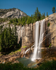 Obraz premium Yosemite Mist Trail Waterfall in the Mountains