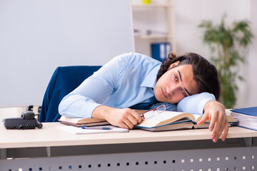 Obraz premium Young businessman student studying at workplace