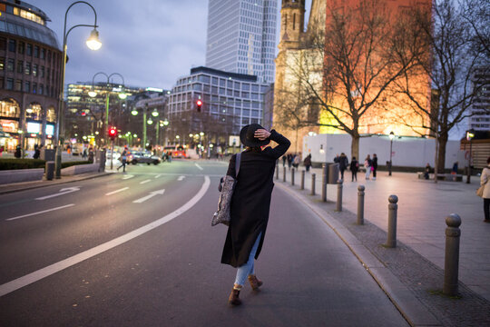 Fototapeta Woman exploring Berlin