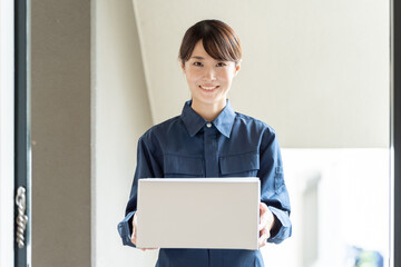 女性配達員イメージ Wall Mural Wallpaper Murals Taka 女性配達員イメージ Wall Mural Wallpaper Murals Taka