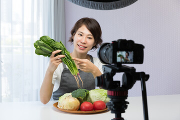 一眼レフカメラで動画を撮影する女性