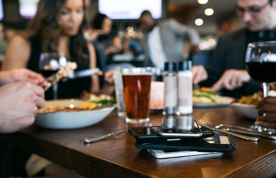 Restaurant: Whoever Grabs Cell Phone First Gets To Pay The Bill