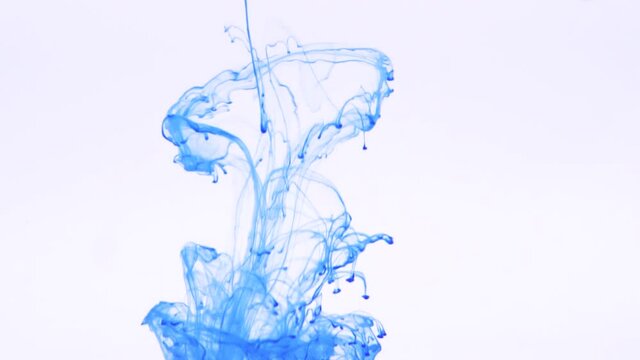 ink drops　青いインクが水に落ちて溶ける　白い背景のインクドロップ
