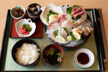 日本の料亭で提供される刺身定食