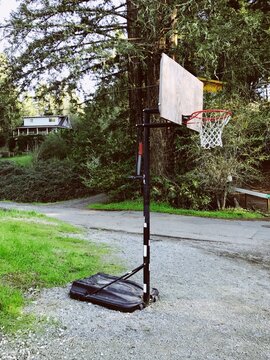 Portable basketball hoop