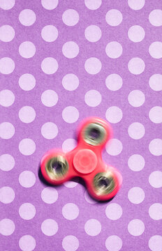 Spinner: Toy Spins On Polka Dot Background