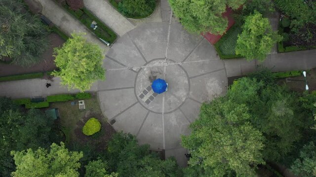Vista a&eacute;rea cenital, el drone ascendiendo lentamente, sobre el Jard&iacute;n Santiago Felipe Xicot&eacute;ncatl en la colonia &Aacute;lamos, alcald&iacute;a Benito Ju&aacute;rez