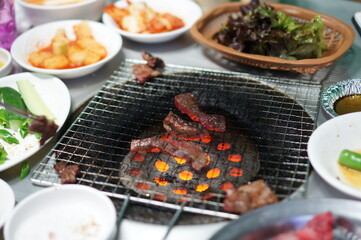 바비큐에 익어가는 소고기