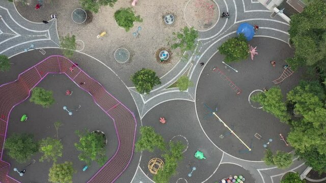 Vista a&eacute;rea cenital, el drone ascendiendo lentamente, sobre los juegos infantiles del Jard&iacute;n Pushkin en la Colonia Roma, Ciudad de M&eacute;xico.