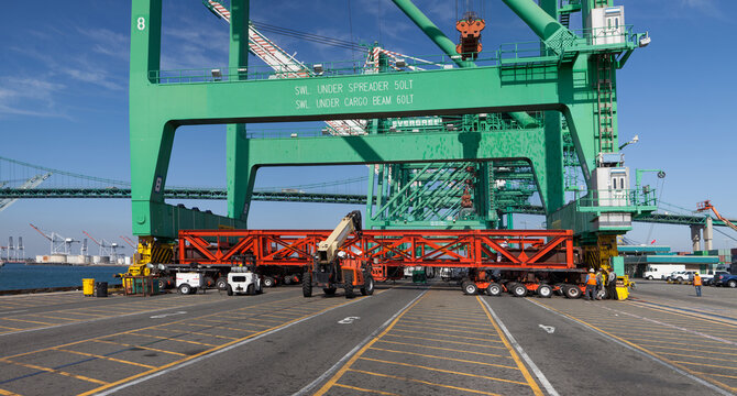 Taking a shipping container crane off a boat