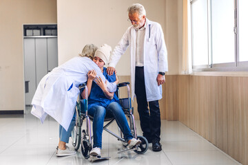 Obraz premium Professional medical doctor team with stethoscope in uniform discussing and hug with patient woman with cancer cover head with headscarf of chemotherapy cancer in hospital.health care concept