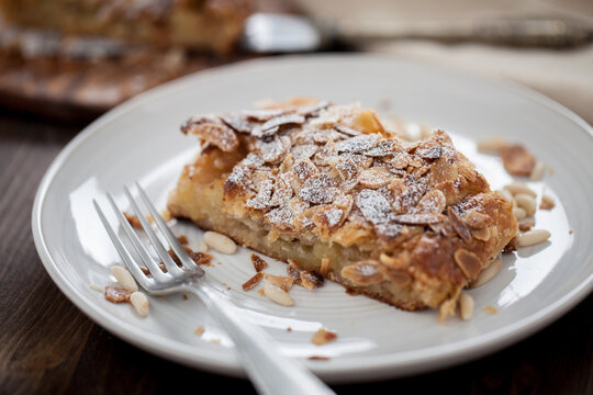 Apple strudel with almonds