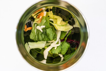 Salatmischung in einem Metallbecher