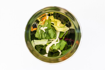 Salatmischung in einem Metallbecher