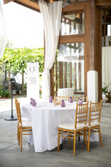 wedding dining table setup using gold chiavari chair
