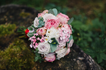 Obraz na płótnie Canvas wedding flower bouquet lies on the stump