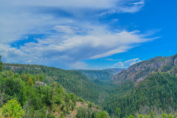 Fototapeta na wymiar Beautiful view from Oak Creek Vista in the mountains of Arizona pine forest.