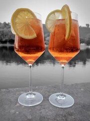 Aperitif für zwei im Freien am Fluss