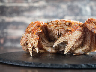 爪を開いてる茹で毛ガニのクローズアップ。