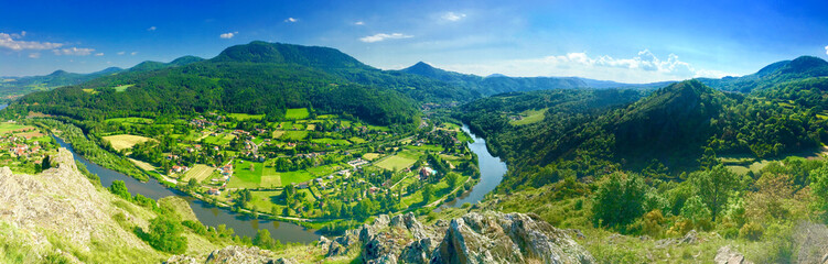 Paysage vue panoramique montagne Auvergne France