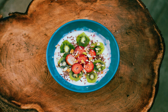 Kiwi, strawberry, yoghurt and flax seed breakfast bowl