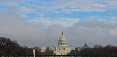 Fototapeta premium Amazing view of the US Capitol Building on a cloudy morning 