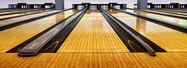 Bowling wooden floor with lane, Generic Bowling Alley lanes with bowling ball going towards the pins. - obrazy, fototapety, plakaty