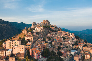 Bova Superiore al tramonto, vista aerea del borgo calabrese sulle montagne.