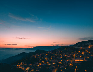 Bova Superiore al tramonto, vista aerea del borgo calabrese sulle montagne.