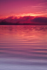 雲の漂う早朝の湖。屈斜路湖、北海道。