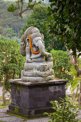 Buddhistische Ganesha-Statue mit Blumengirlande in Plaga bei Ubud auf Bali
