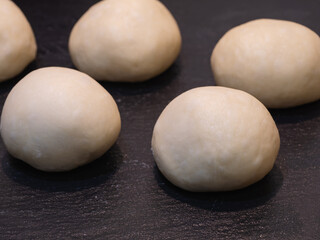 パン作りの基本の生地作りのクローズアップ。