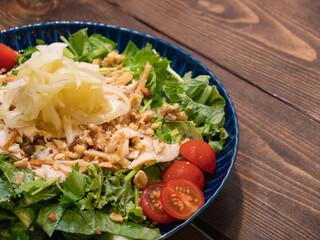 玉ねぎ酢の乗ったチキンサラダ。ロメインレタスやパクチーの入ったサラダ。