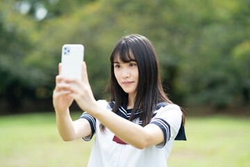 スマホを操作する女子高生