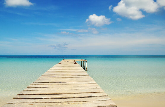 Fototapeta Wooden pier on a perfect tropical Caribbean white sand beach