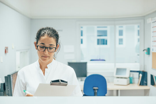 Nurse finding pacient