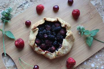 cranberry pie on table