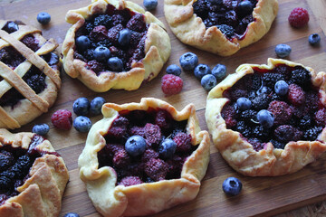 blueberry pie with berries