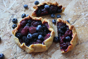 blueberry pie with berries
