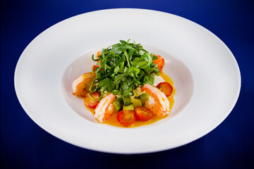 Salad with king prawns, arugula, tomatoes, avocado.