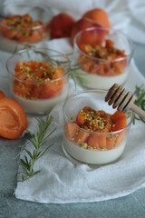 panna cota abricot romarin miel pistache