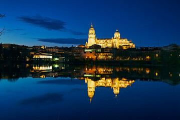 Obraz premium Salamanca Cathedral overlooking the River Tormes illuminated at twilight