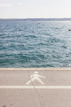 A walking lane next to the blue water of the adriatic sea.