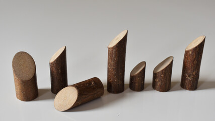 Familienaufstellung mit Figuren aus Holz, Austellungsfiguren in Ahnenreihe für systemische Psychotherapie mit der Brettaufstellung