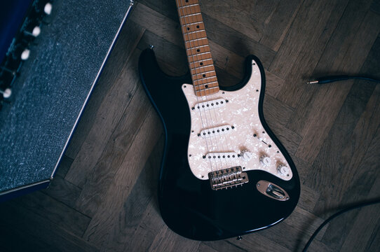 Detail of the electric guitar with amplifier