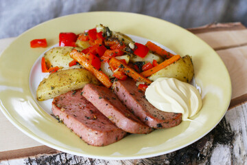 In Knoblauch und Majoran angebratenes Frühstücksfleisch mit Paprikakartoffeln, Sauce Hollandaise, schneller deftiger Imbiss, Schweinefleisch