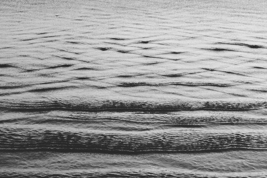 Texture and Pattern of Waves in Shallow Water