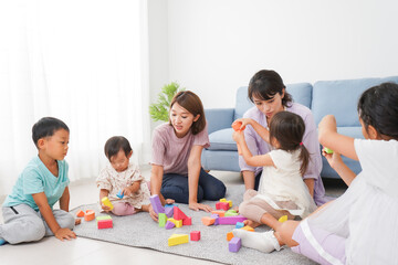 ママ友と遊ぶ子どもたち