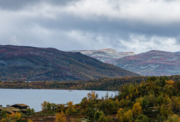 Jezioro Ustevatnet w gminie Hol w hrabstwie Viken w Norwegii, widkok ze wsi  Ustaoset